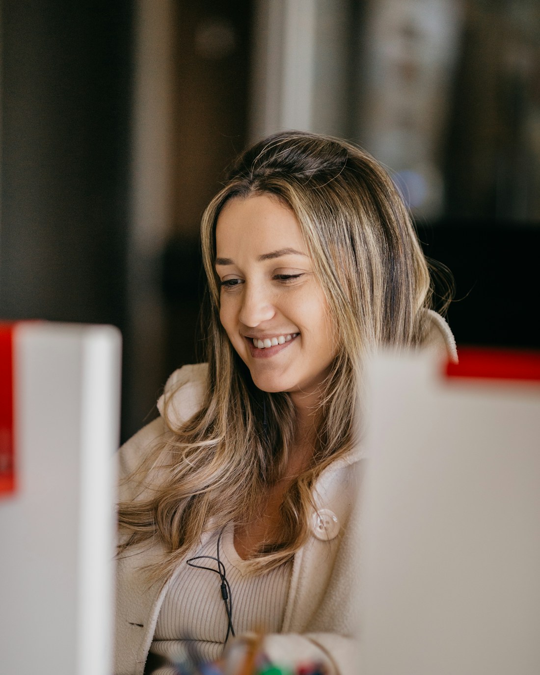 Young professional aan het werk, lachend